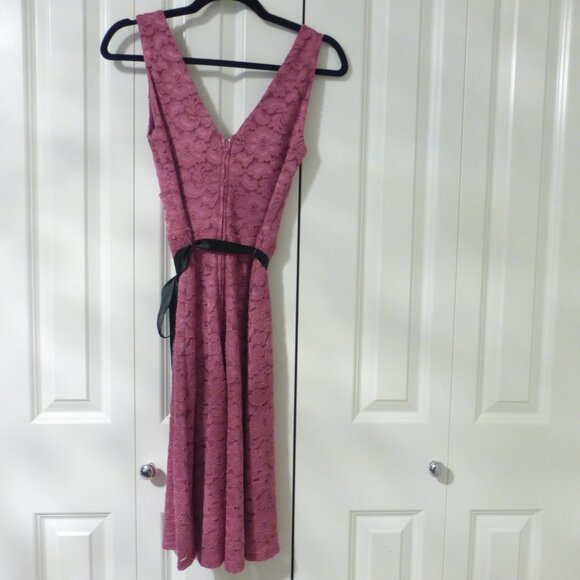LE CHATEAU pink lace skater dress with removable black satin belt - Picture 3 of 12